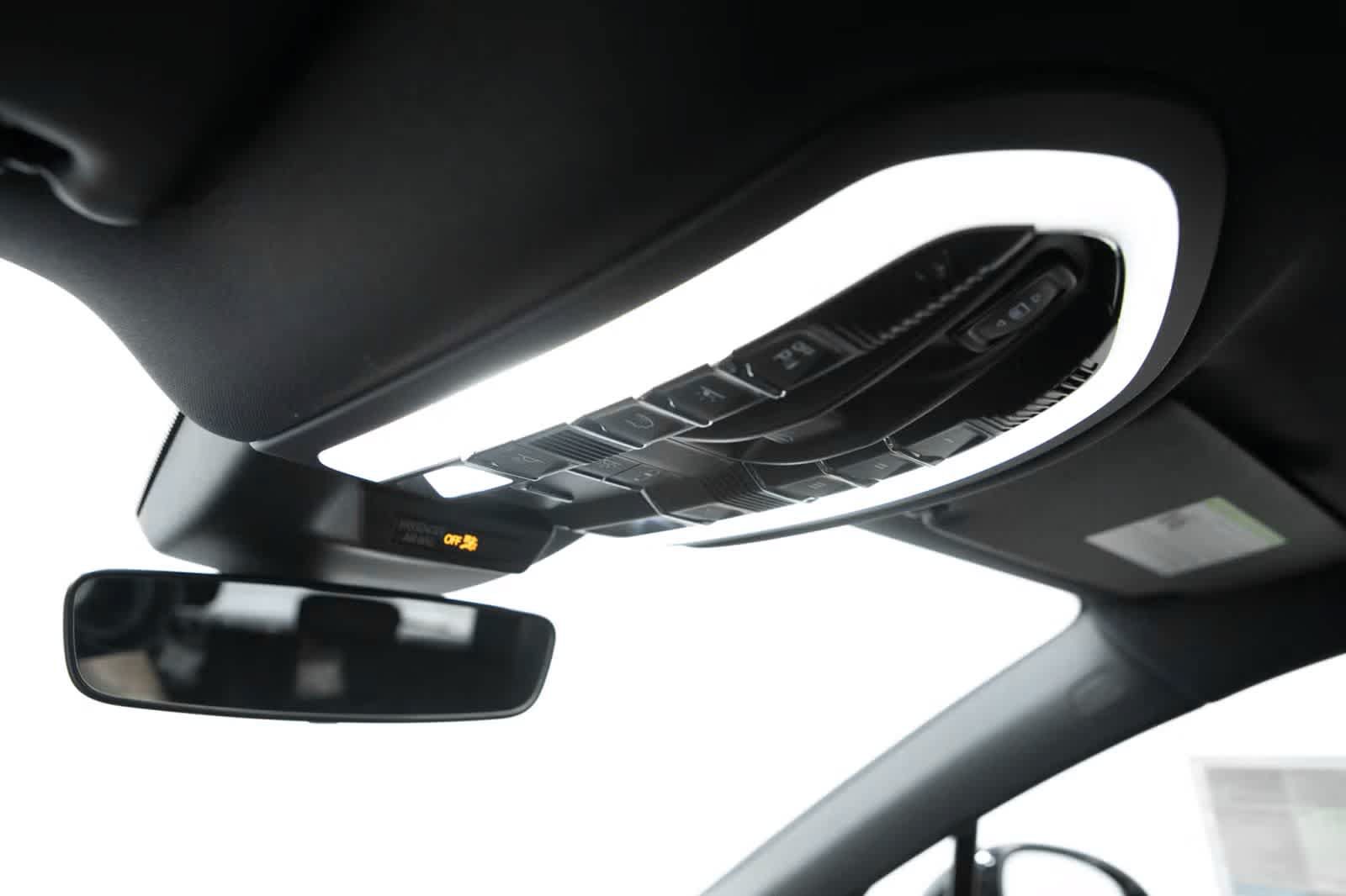 Certified 2026 Porsche Macan AWD/4WD image 31
