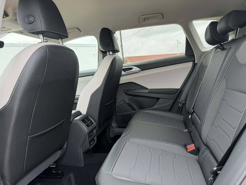 New 2026 Volkswagen Taos SE FWD image 22