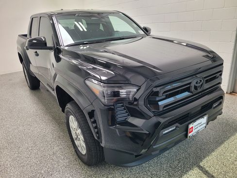 Certified 2026 Toyota Tacoma SR5 AWD/4WD image 3