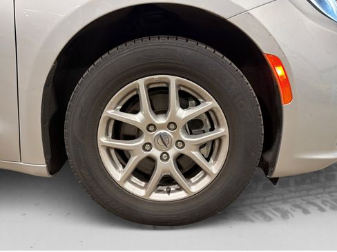 Used 2024 Chrysler Pacifica Touring-L FWD image 53