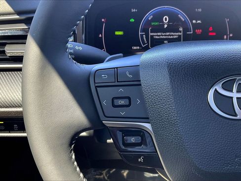 Used 2025 Toyota Camry SE w/ Convenience Package image 11