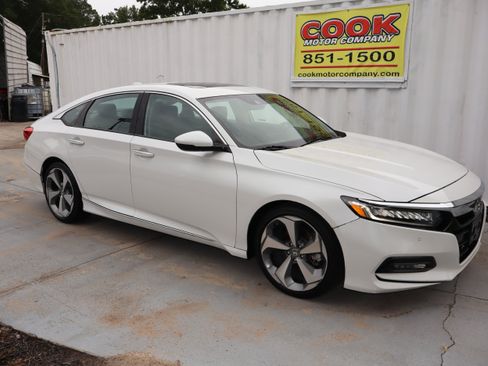Used 2018 Honda Accord Touring image 2