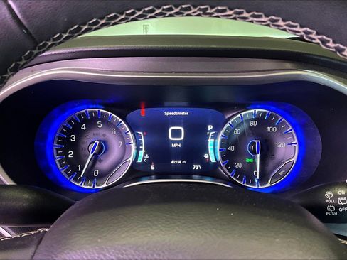 Used 2022 Chrysler Pacifica Touring-L FWD image 13