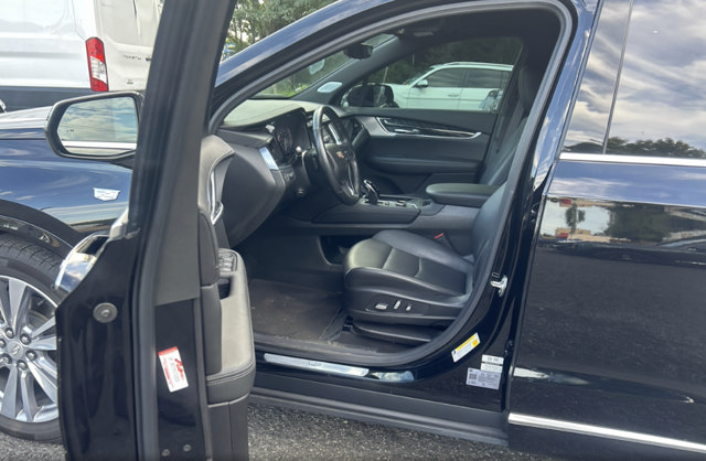 Used 2024 Cadillac XT6 Premium Luxury w/ Technology Package FWD image 4