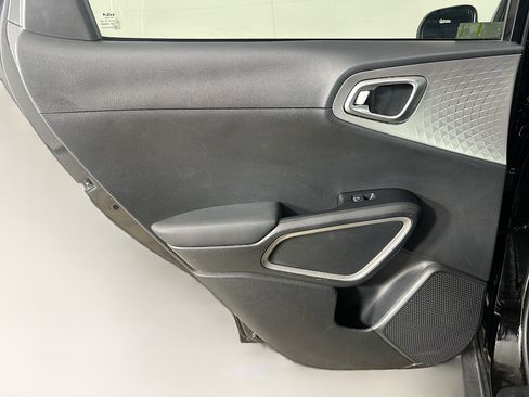 Used 2025 Kia Soul LX w/ LX Technology Package FWD image 25