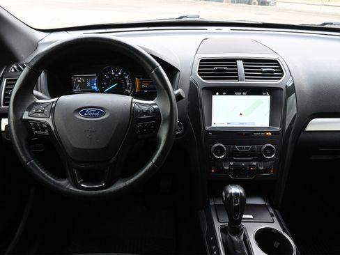 Used 2019 Ford Explorer XLT w/ Equipment Group 202A image 9