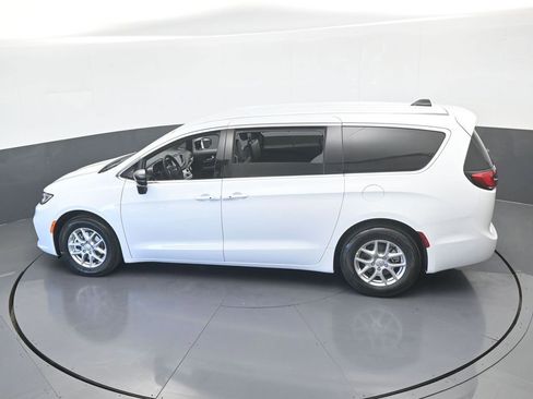 New 2026 Chrysler Pacifica Select image 46