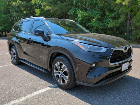 Used 2023 Toyota Highlander XLE FWD image 2