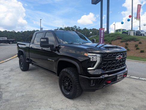 Used 2025 Chevrolet Silverado 2500 ZR2 w/ Technology Package AWD/4WD image 3