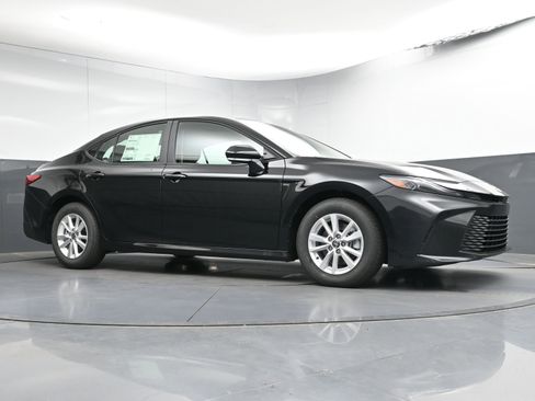 Used 2025 Toyota Camry LE w/ Convenience Package image 22