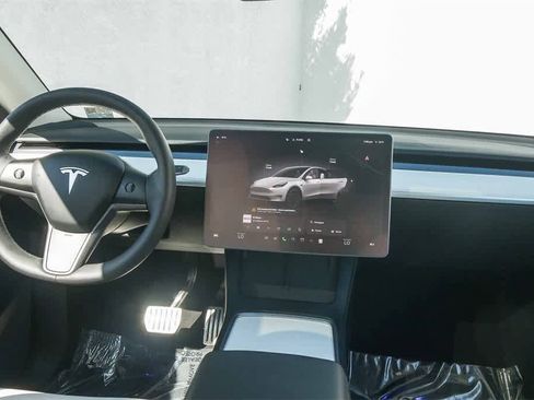 Used 2022 Tesla Model Y Performance image 12