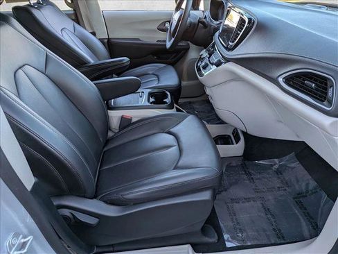 Used 2024 Chrysler Pacifica Select FWD image 28