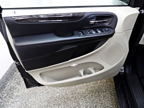 Used 2018 Dodge Grand Caravan SE w/ UConnect Hands-Free Group FWD image 7
