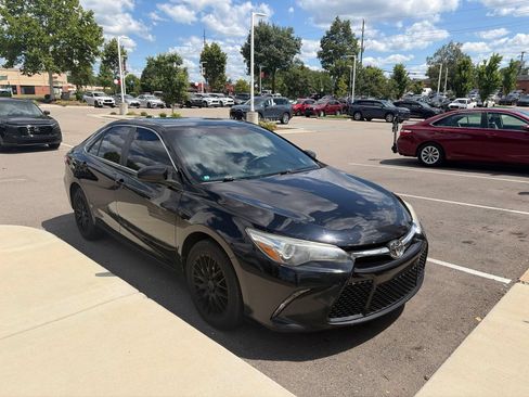 Used 2017 Toyota Camry SE FWD image 2