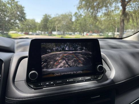 Used 2025 Nissan Rogue SV FWD image 24