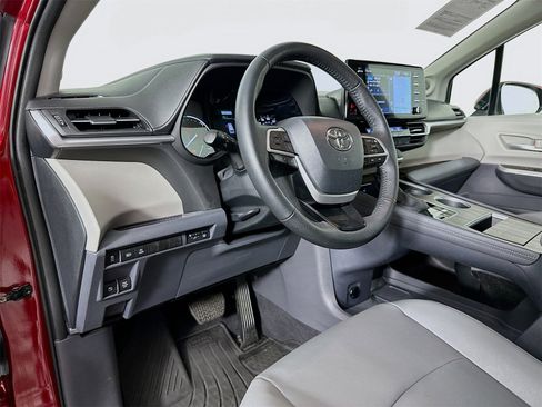 Certified 2023 Toyota Sienna XLE image 9