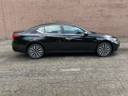 Used 2025 Nissan Altima 2.5 SV FWD image 6