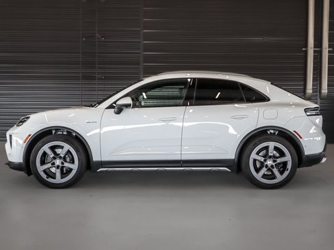 Used 2025 Porsche Macan 4 Electric AWD/4WD image 2