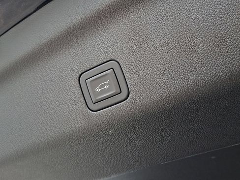 Used 2026 Cadillac Escalade ESV Luxury w/ LPO, Floor Liner Package AWD/4WD image 29