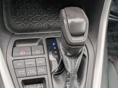 Used 2020 Toyota RAV4 LE image 16