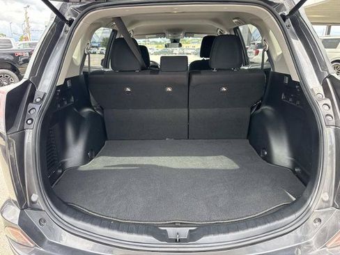 Used 2018 Toyota RAV4 LE FWD image 13
