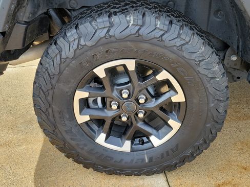Used 2025 Jeep Wrangler Unlimited Rubicon 4xe w/ Convenience Group AWD/4WD image 5
