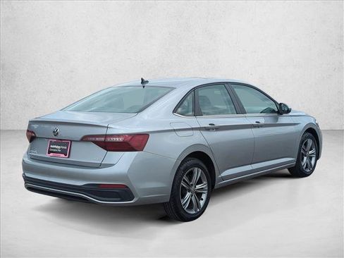 Used 2024 Volkswagen Jetta SE FWD image 6