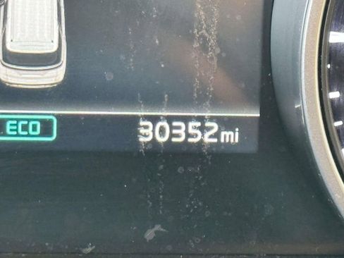 Used 2024 Kia Carnival EX image 25