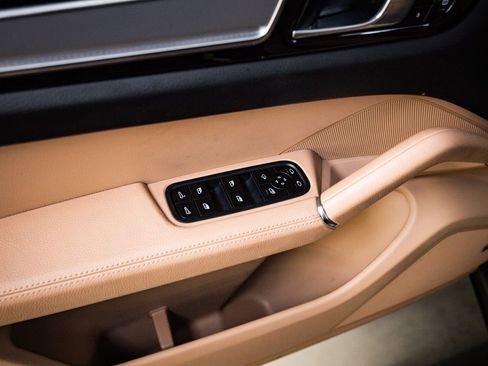 Certified 2023 Porsche Cayenne Platinum Edition AWD/4WD image 22