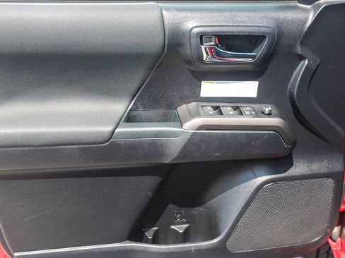 Used 2018 Toyota Tacoma TRD Off-Road RWD image 21