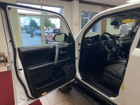 Used 2018 Toyota 4Runner SR5 Premium AWD/4WD image 6