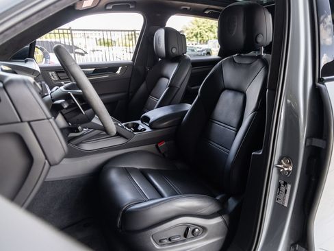 Certified 2026 Porsche Cayenne GTS AWD/4WD image 5
