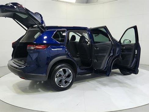 Certified 2025 Nissan Rogue SV image 32