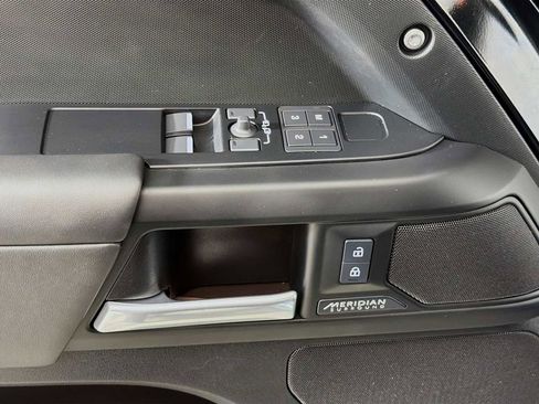 Used 2025 Land Rover Defender 90 X-Dynamic SE image 19
