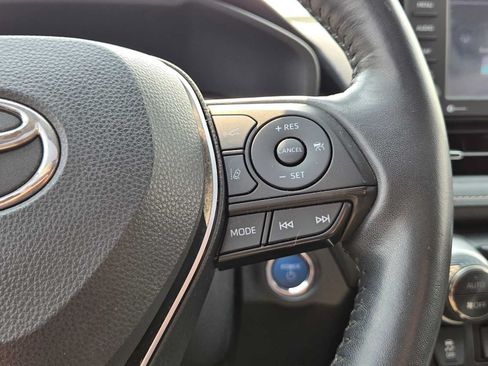 Used 2022 Toyota RAV4 XLE Premium AWD/4WD image 31