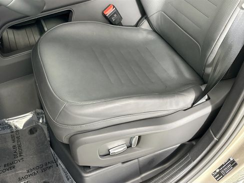 Used 2025 Land Rover Defender 110 image 18