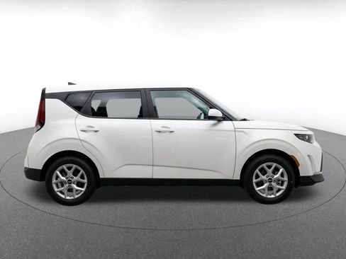 Used 2025 Kia Soul LX w/ LX Technology Package FWD image 10
