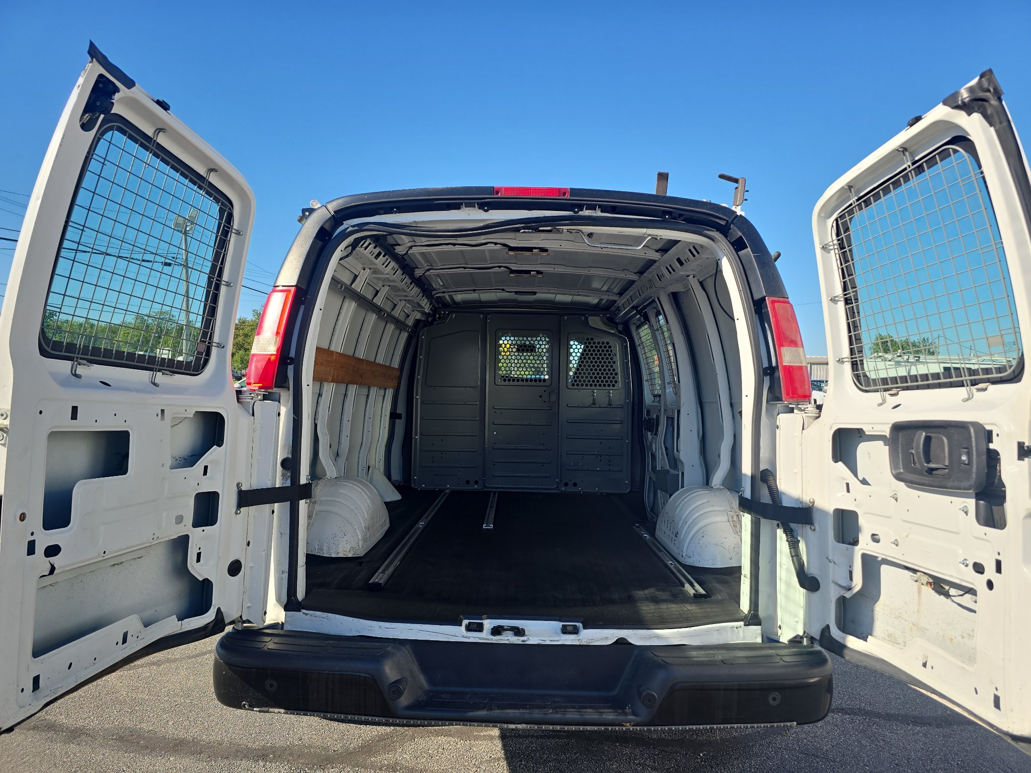 Used 2017 Chevrolet Express 2500 RWD image 9