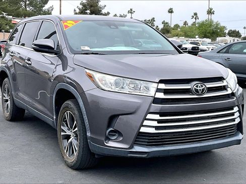 Used 2019 Toyota Highlander LE FWD image 2