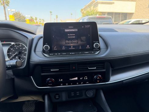 Used 2025 Nissan Rogue SV FWD image 17