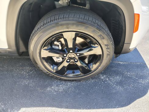 Certified 2024 Jeep Grand Cherokee L Laredo AWD/4WD image 7