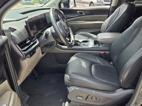 Used 2025 Kia Carnival FWD image 10