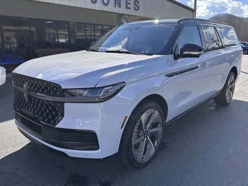 Used 2025 Lincoln Navigator L Black Label w/ Black Label Special Edition image 2