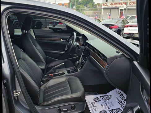 Used 2022 Volkswagen Passat 2.0T image 9