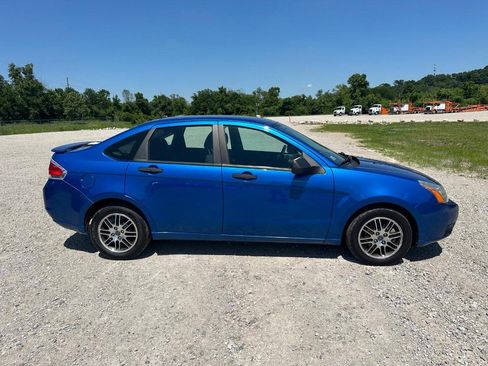 Used 2010 Ford Focus SE FWD image 2