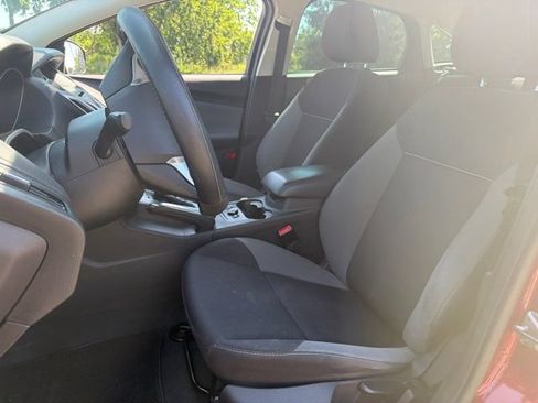 Used 2013 Ford Focus SE w/ SE Winter Pkg FWD image 10