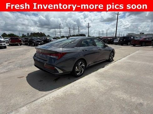 Used 2025 Hyundai Elantra SEL FWD image 3