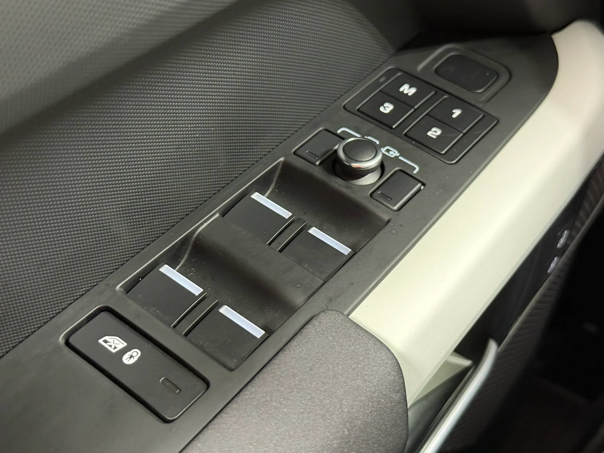 Used 2023 Land Rover Defender 110 SE AWD/4WD image 36