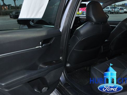 Used 2022 Toyota Camry SE image 13