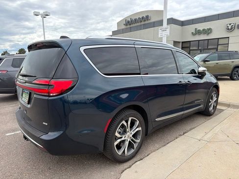 Used 2025 Chrysler Pacifica Pinnacle w/ Trailer Tow Group AWD/4WD image 3